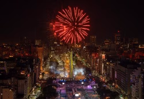 开幕式一场独特炫酷的光效艺术表演。图自越通社 开幕式一场独特炫酷的光效艺术表演。图自越通社