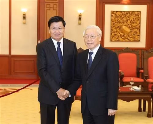 越共中央总书记阮富仲（右）会见老挝政府总理通伦•西苏里（左）。图自越通社