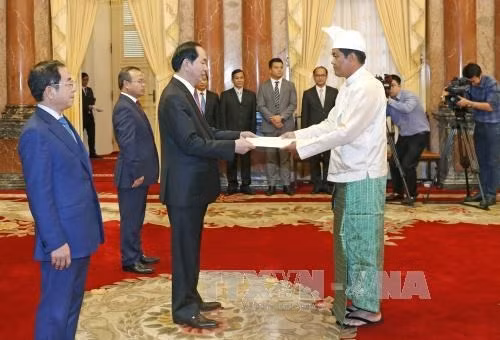 缅甸驻越南大使维捷斯拉夫·格雷普尔向越南国家主席陈大光递交国书。（图片来源：越通社）