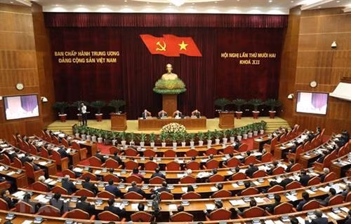 越共中央政治局委员、国会主席阮氏金银代表中央政治局引导会议。图自越通社