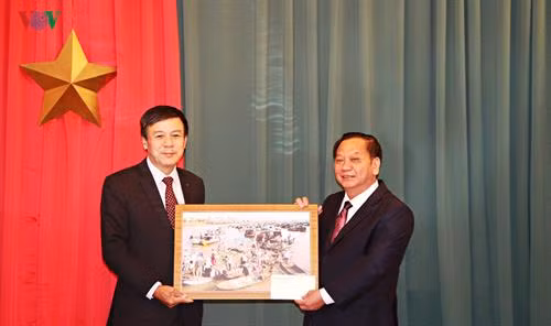 芹苴市市委书记陈国忠（右）和越南驻捷克大使胡明俊。图自越南之声