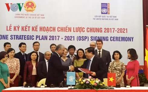 2017-2021年阶段联合战略计划签字仪式。（图片来源：越南之声）