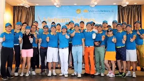 高尔夫球运动员合影。图自越通社