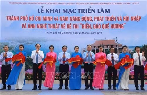 “胡志明市44周年活跃发展与融入国际”图片展开幕式。图自越通社 “胡志明市44周年活跃发展与融入国际”图片展开幕式。图自越通社