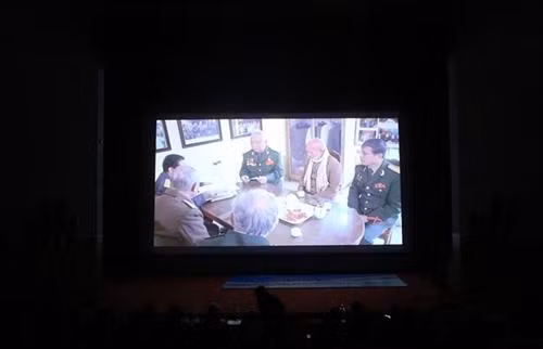 电影《老兵们的故事》放映。图自越通社