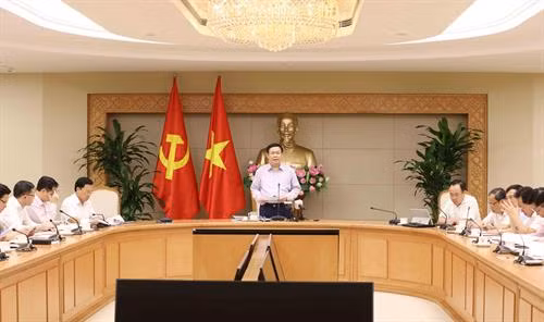 越南政府副总理王廷惠在会议上发表讲话。（图片来源：越通社）