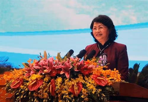 越南国家副主席邓氏玉盛在会上发表讲话。(图片来源:越通社) 越南国家副主席邓氏玉盛在会上发表讲话。(图片来源:越通社)
