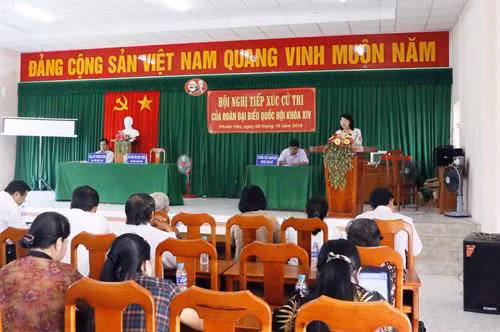 越南国家代主席邓氏玉盛在永隆省开展选民接待活动。图自越通社