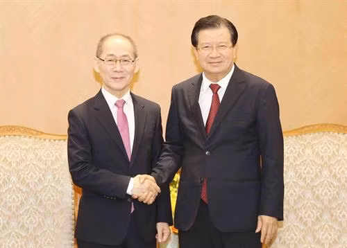 越南政府副总理郑廷勇会见联合国政府间气候变化专门委员会（IPCC）主席李会晟。图自越通社
