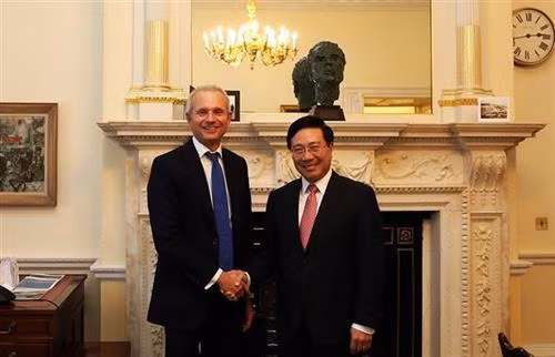 越南政府副总理兼外交部长范平明会见英国内阁办公厅大臣戴维·莱丁顿。图自越通社 越南政府副总理兼外交部长范平明会见英国内阁办公厅大臣戴维·莱丁顿。图自越通社