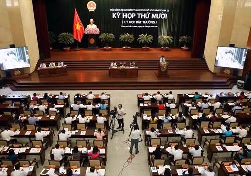 第九届胡志明市人民议会第十次会议场景。图自越通社