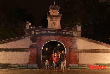 “河内心中的广平省”文化旅游推介活动期间，游客们参观“广平关”模型（图片来源：因特网）