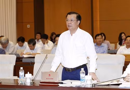 财政部长丁进勇在会上发表讲话。(图片来源:越通社) 财政部长丁进勇在会上发表讲话。(图片来源:越通社)