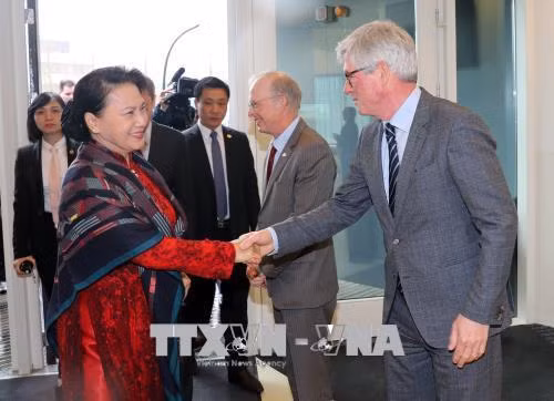 越南国会主席阮氏金银探访荷兰三角洲研究院。(图片来源:越通社) 越南国会主席阮氏金银探访荷兰三角洲研究院。(图片来源:越通社)