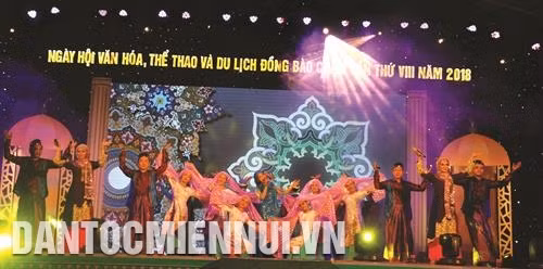 庆祝第八次占族同胞文化体育旅游节的文艺演出。记者功貌 摄