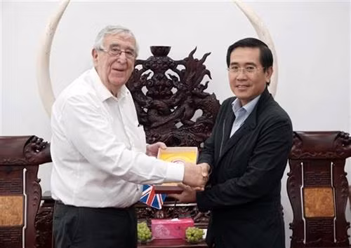 英国议会国际贸易特使约翰·雷诺兹与宁顺省人民委员会副主席范文厚。图自越通社