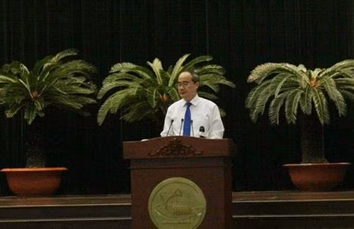 越共中央政治局委员、胡志明市市委书记阮善仁在会议上发表讲话。图自越通社