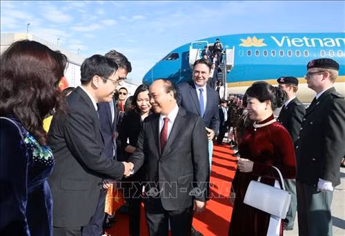 阮春福和夫人已抵达比利时首都布鲁塞尔梅尔斯布鲁克军用机场。越通社记者 统一 摄 阮春福和夫人已抵达比利时首都布鲁塞尔梅尔斯布鲁克军用机场。越通社记者 统一 摄