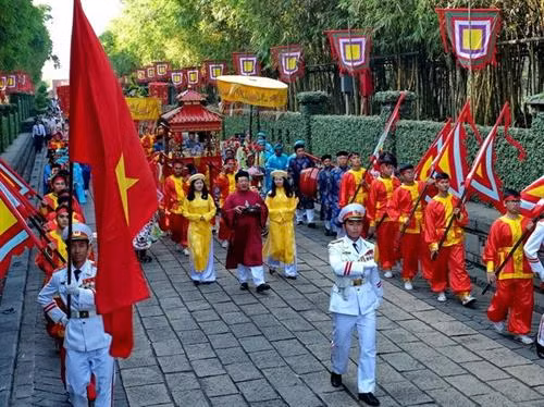 雄王国祖柱形粽子供奉仪式暨向礼成侯阮有镜敬香仪式。越通社记者 世英 摄。