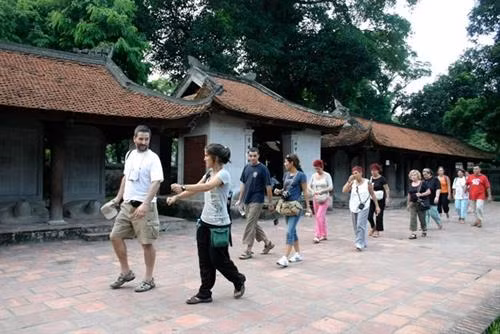 参观河内文庙国子监的国际游客。(图片来源:互联网) 参观河内文庙国子监的国际游客。(图片来源:互联网)