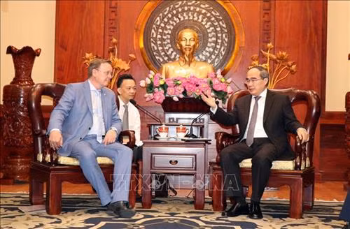 越共中央政治局委员、胡志明市市委书记阮善仁会见德国图林根州州长波多·拉梅洛。图自越痛社