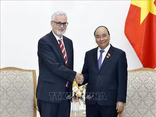越南政府总理阮春福会见德国新任驻越大使吉多·希尔德纳。图自越通社 越南政府总理阮春福会见德国新任驻越大使吉多·希尔德纳。图自越通社