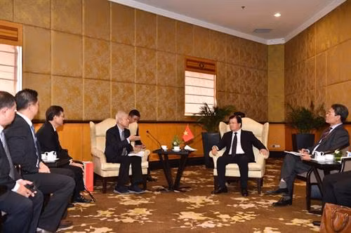 政府副总理王廷惠会见暹罗城水泥(越南)公司董事长Dhep Vongvanich。图自越通社 政府副总理王廷惠会见暹罗城水泥(越南)公司董事长Dhep Vongvanich。图自越通社