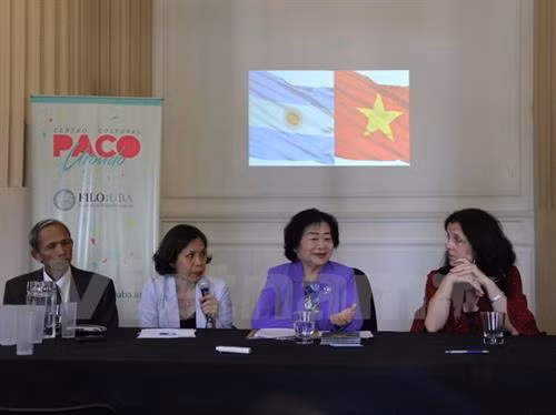 前越南国家副主席张美花(右二)出席研讨会。(图片来源:越通社) 前越南国家副主席张美花(右二)出席研讨会。(图片来源:越通社)