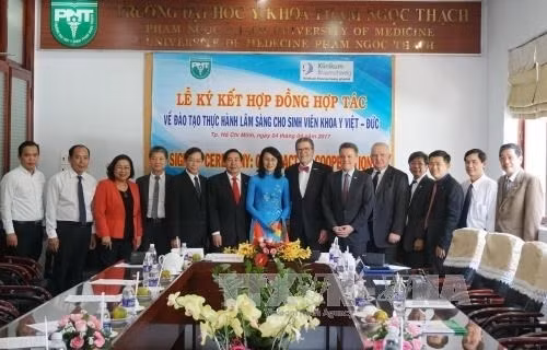 胡志明市范玉石医科大学和德国不伦瑞克医院代表合影(图片来源:越通社) 胡志明市范玉石医科大学和德国不伦瑞克医院代表合影(图片来源:越通社)