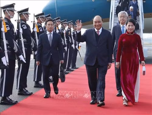 越南政府总理阮春福及夫人在韩国釜山金海国际机场。图自越通社
