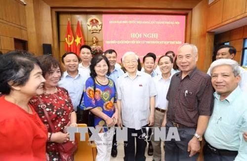 越共中央总书记阮富仲同河内市第一选举单位国会代表来到巴停郡和还剑郡,开展接待选民活动。越通社记者 智勇 摄 越共中央总书记阮富仲同河内市第一选举单位国会代表来到巴停郡和还剑郡,开展接待选民活动。越通社记者 智勇 摄