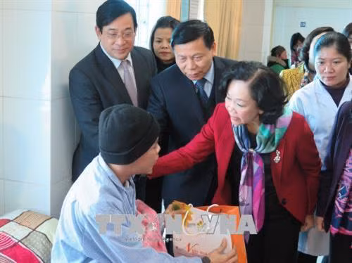 中央民运部部长张氏梅看望北宁省综合医院住院病人。（图片来源：越通社）