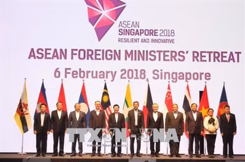 各国外长在会上合影。（图片来源：越通社）