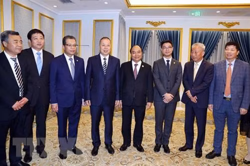 越南政府总理阮春福与中国基础设施领先企业代表合影 图自越通社