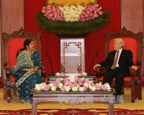 越共中央总书记阮富仲（右）会见孟加拉国国民议会议长希琳•沙尔敏•乔杜里。（图片来源：越通社）