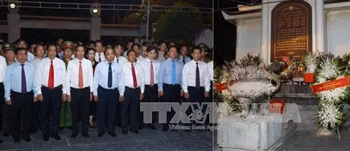阮春福总理和与会代表进香缅怀胡志明主席和位英雄烈士。（图片来源：越通社）
