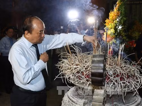 阮春福总理和进香缅怀胡志明主席和位英雄烈士。（图片来源：越通社）