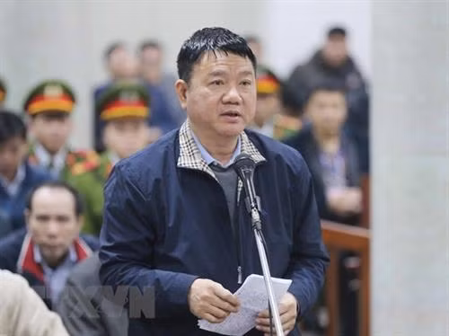 被告人丁罗升(左二)对初审判决进行上诉。(图片来源:越通社) 被告人丁罗升(左二)对初审判决进行上诉。(图片来源:越通社)