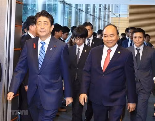 日本首相安倍晋三与越南政府总理阮春福(右)。图自越通社 日本首相安倍晋三与越南政府总理阮春福(右)。图自越通社