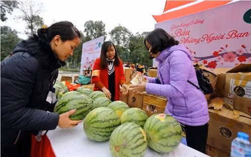 “零元春节市集”出售产品的价格为零越盾。(图片来源:tienphong.vn) “零元春节市集”出售产品的价格为零越盾。(图片来源:tienphong.vn)