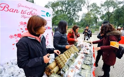 “零元春节市集”出售产品的价格为零越盾。(图片来源:tienphong.vn) “零元春节市集”出售产品的价格为零越盾。(图片来源:tienphong.vn)