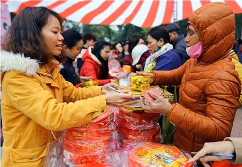 “零元春节市集”出售产品的价格为零越盾。(图片来源:tienphong.vn) “零元春节市集”出售产品的价格为零越盾。(图片来源:tienphong.vn)