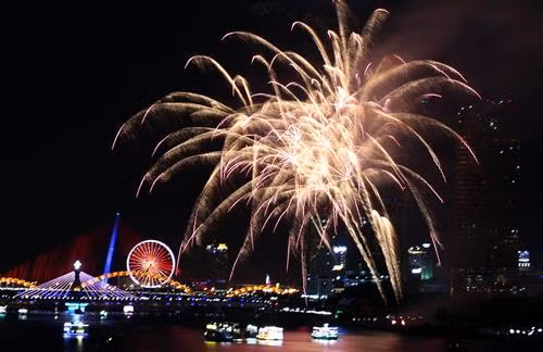 2018年岘港国际烟花节给游客留下深刻印象。(图片来源:越通社) 2018年岘港国际烟花节给游客留下深刻印象。(图片来源:越通社)