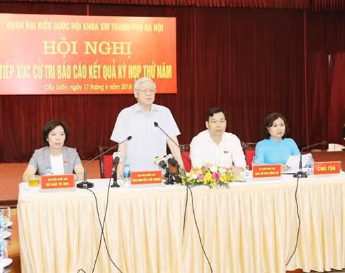 越共中央总书记阮富仲在河内纸桥郡开展接待选民。（图片来源：越通社）