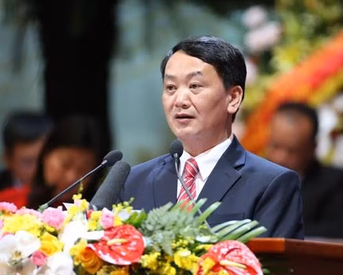 越南祖国阵线中央委员会副主席兼秘书长候阿令在会上作报告。图自越通社 越南祖国阵线中央委员会副主席兼秘书长候阿令在会上作报告。图自越通社
