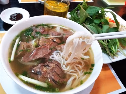牛肉河粉——越南美食之一（图片来源：因特网）