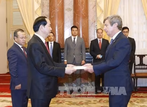 阿根廷驻越南大使维捷斯拉夫·格雷普尔向越南国家主席陈大光递交国书。（图片来源：越通社）
