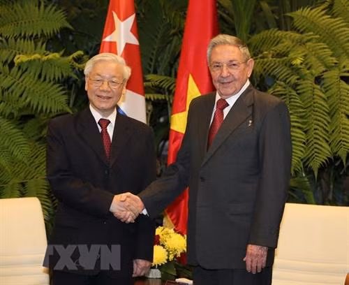越共中央总书记阮富仲（左）与古巴共产党中央委员会第一书记、国务委员会主席兼部长会议主席劳尔•卡斯特罗。越通社记者 智勇 摄