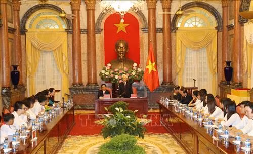 越共中央总书记、国家主席阮富仲亲切会见优秀学生、大学生代表。图自越通社 越共中央总书记、国家主席阮富仲亲切会见优秀学生、大学生代表。图自越通社