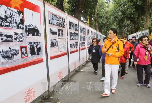 游客参观展会。(图片来源:越通社) 游客参观展会。(图片来源:越通社)